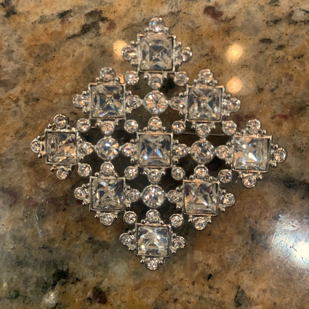 Brooch faux